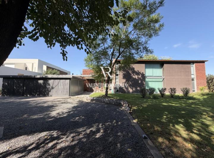 Casa · 460m² · 5 Ambientes · 2 Cocheras