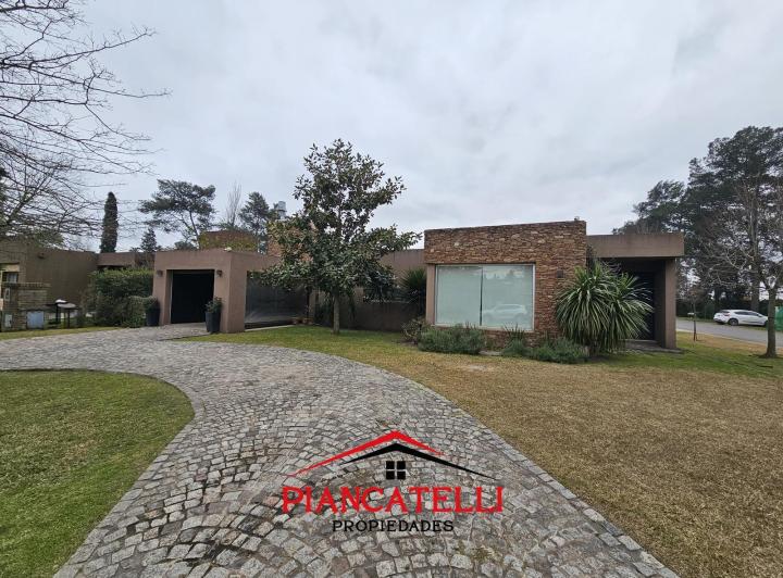 Casa · 250m² · 5 Ambientes · 2 Cocheras
