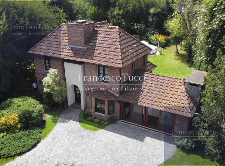 Casa · 210m² · 4 Ambientes · 6 Cocheras