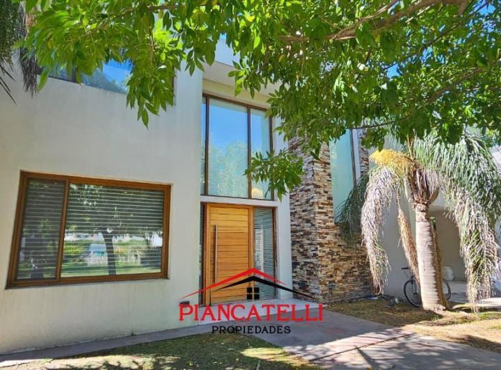 Casa · 353m² · 5 Ambientes · 4 Cocheras