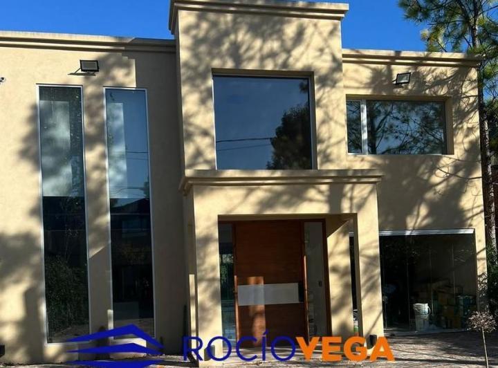 Casa · 209m² · 4 Ambientes · 1 Cochera