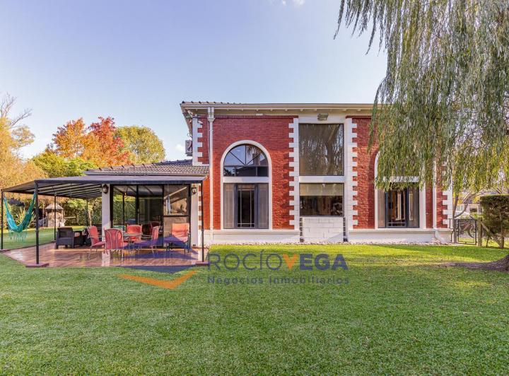Casa · 295m² · 5 Ambientes · 2 Cocheras