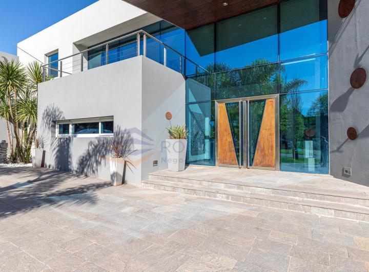 Casa · 740m² · 6 Ambientes · 2 Cocheras