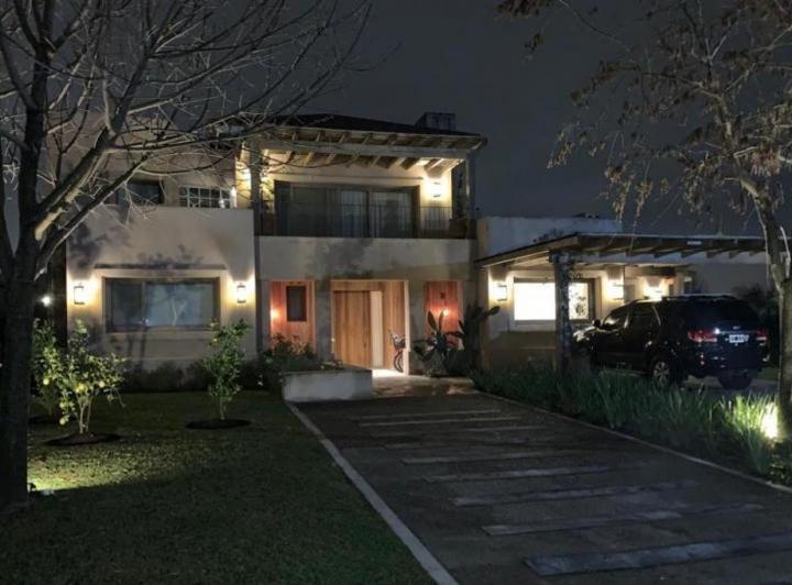 Casa · 400m² · 4 Ambientes · 5 Cocheras