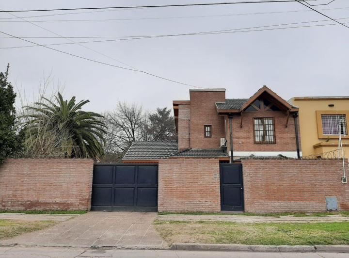 Casa · 300m² · 4 Ambientes · 1 Cochera