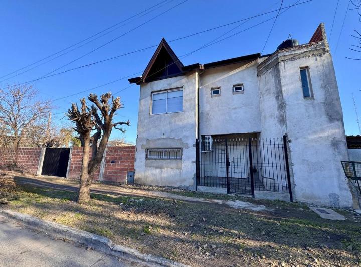 Casa · 140m² · 4 Ambientes · 3 Cocheras