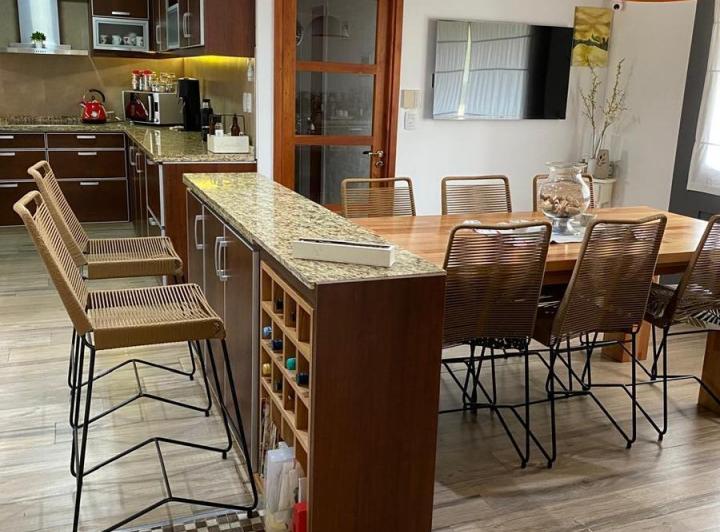 Casa · 350m² · 6 Ambientes · 2 Cocheras