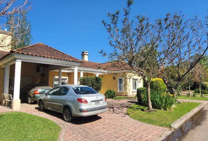 Casa · 5 Ambientes · 1 Cochera