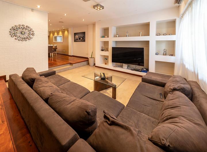 Casa · 300m² · 5 Ambientes · 2 Cocheras