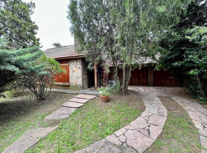 Casa · 168m² · 3 Ambientes · 2 Cocheras