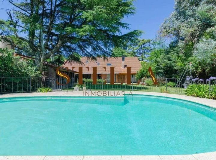 Casa · 300m² · 5 Ambientes · 1 Cochera