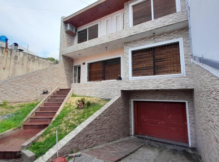 Casa · 300m² · 5 Ambientes · 4 Cocheras