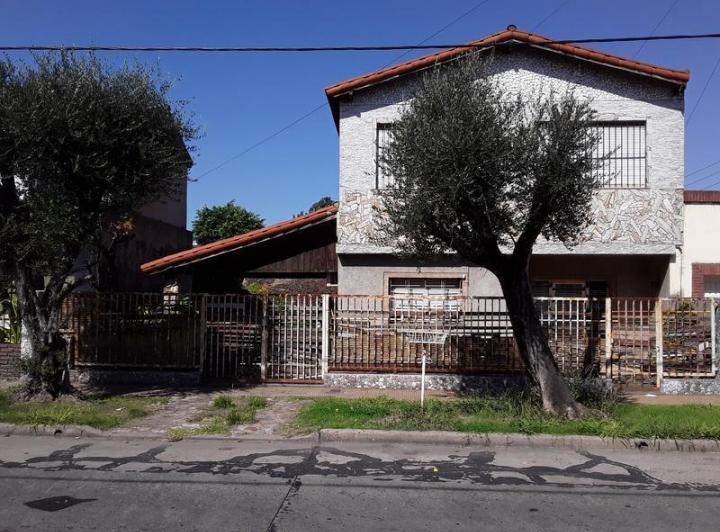 Casa · 106m² · 5 Ambientes · 1 Cochera