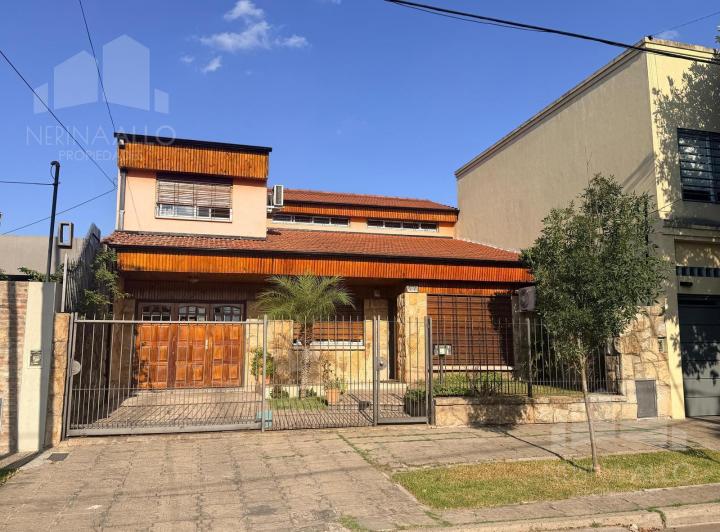 Casa · 270m² · 6 Ambientes · 3 Cocheras