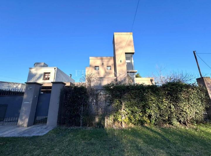 Casa · 150m² · 3 Ambientes · 3 Cocheras