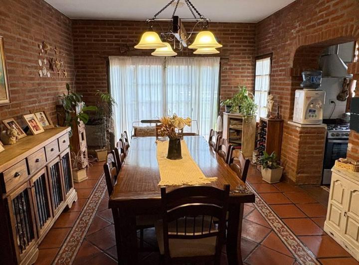 Casa · 200m² · 4 Ambientes · 2 Cocheras