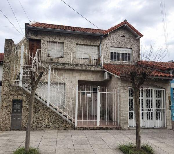 Casa · 142m² · 5 Ambientes · 1 Cochera