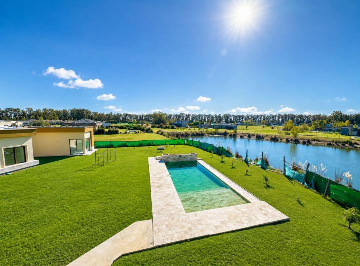 Casa · 400m² · 6 Ambientes · 3 Cocheras