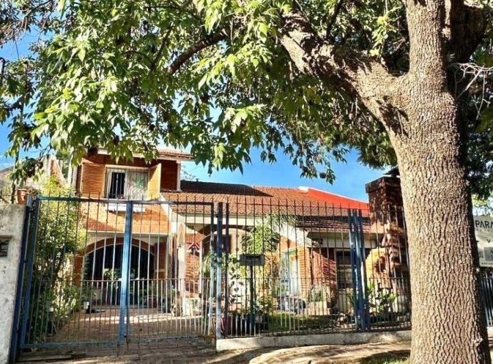 Casa · 200m² · 5 Ambientes