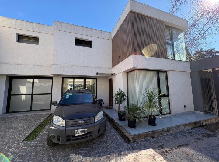 Casa · 160m² · 4 Ambientes · 2 Cocheras