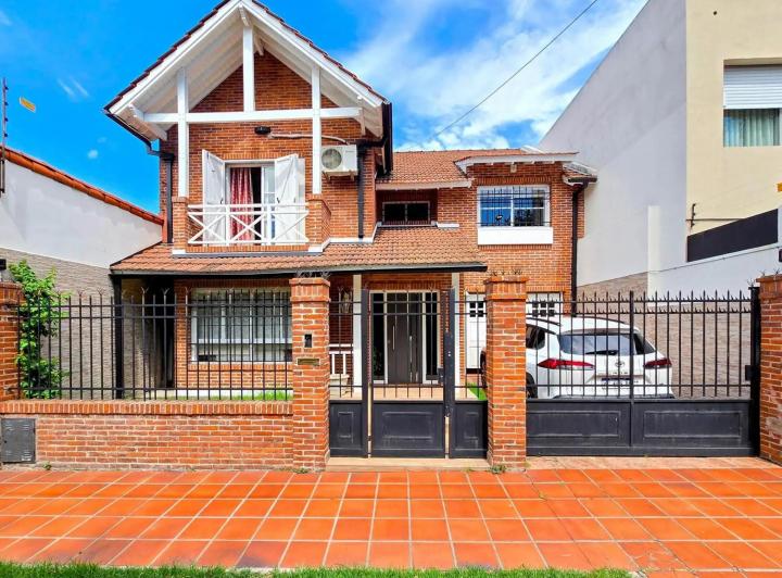 Casa · 185m² · 5 Ambientes · 3 Cocheras