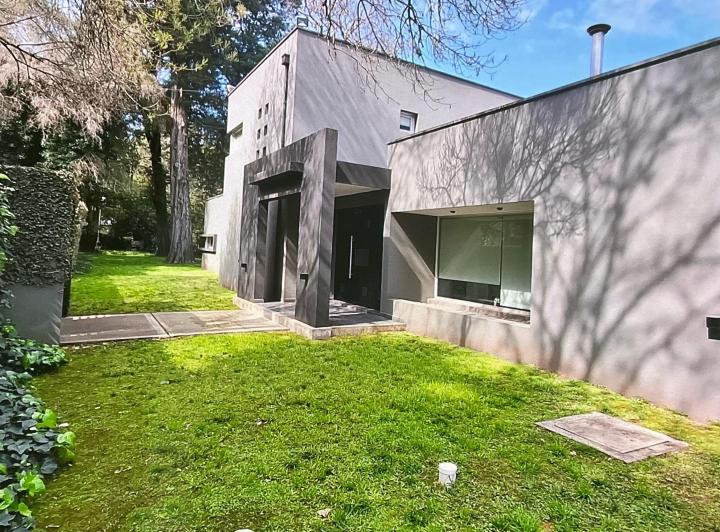 Casa · 350m² · 5 Ambientes · 2 Cocheras