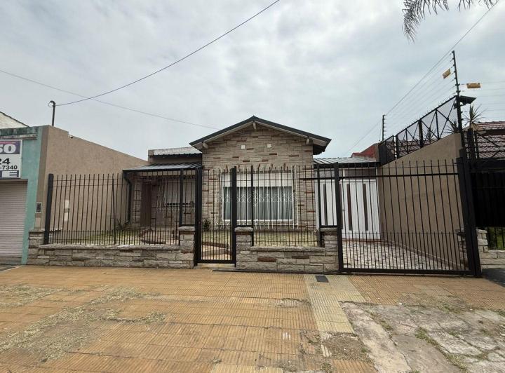 Casa · 180m² · 3 Ambientes · 4 Cocheras