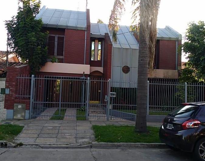 Casa · 380m² · 4 Ambientes · 1 Cochera
