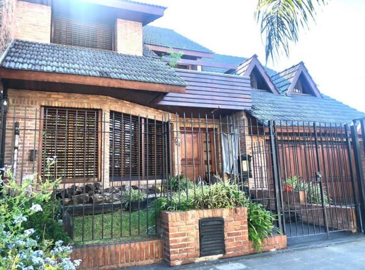 Casa · 300m² · 5 Ambientes · 2 Cocheras