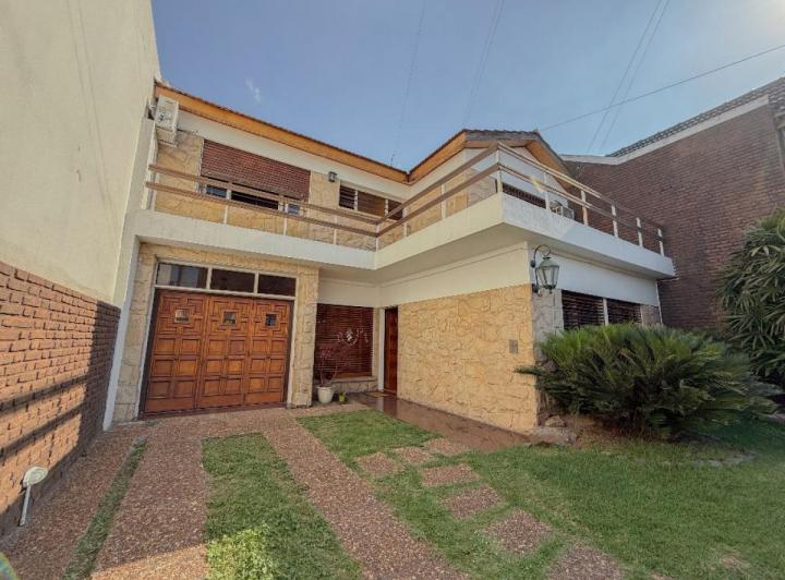 Casa · 250m² · 6 Ambientes · 2 Cocheras
