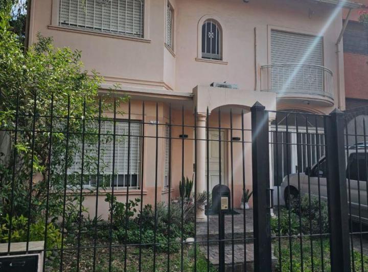Casa · 180m² · 4 Ambientes · 2 Cocheras