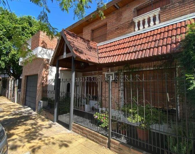 Casa · 200m² · 6 Ambientes · 1 Cochera