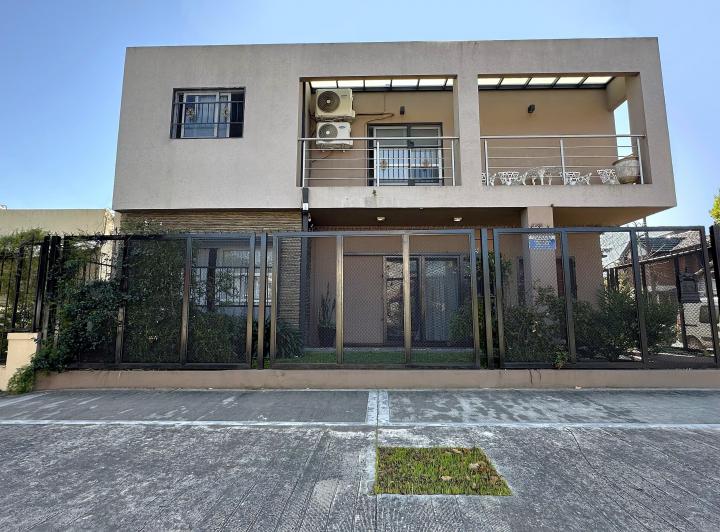 Casa · 220m² · 5 Ambientes · 2 Cocheras