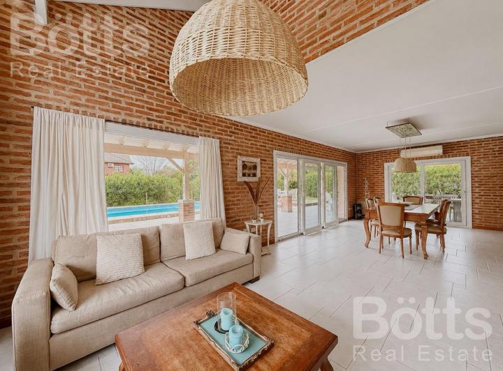 Casa · 210m² · 4 Ambientes · 2 Cocheras