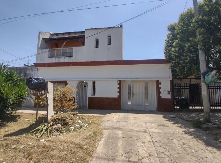 Casa · 218m² · 8 Ambientes · 1 Cochera