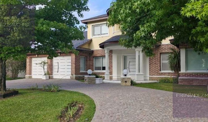Casa · 326m² · 6 Ambientes · 2 Cocheras