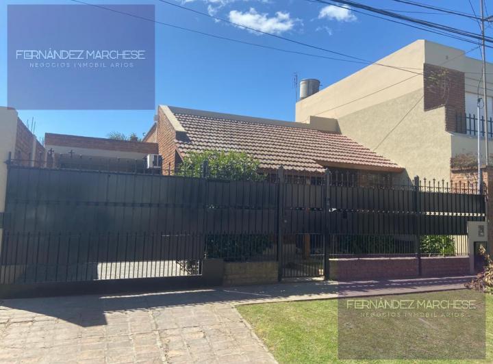Casa · 230m² · 5 Ambientes · 1 Cochera