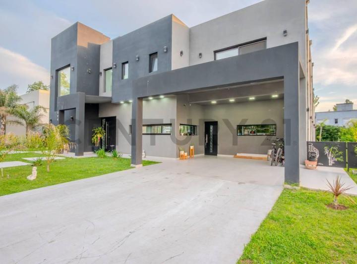 Casa · 340m² · 7 Ambientes · 4 Cocheras