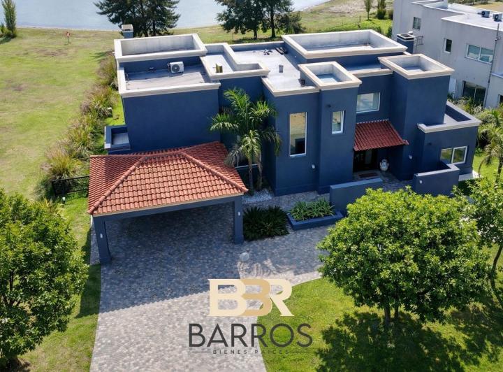 Casa · 350m² · 7 Ambientes · 2 Cocheras