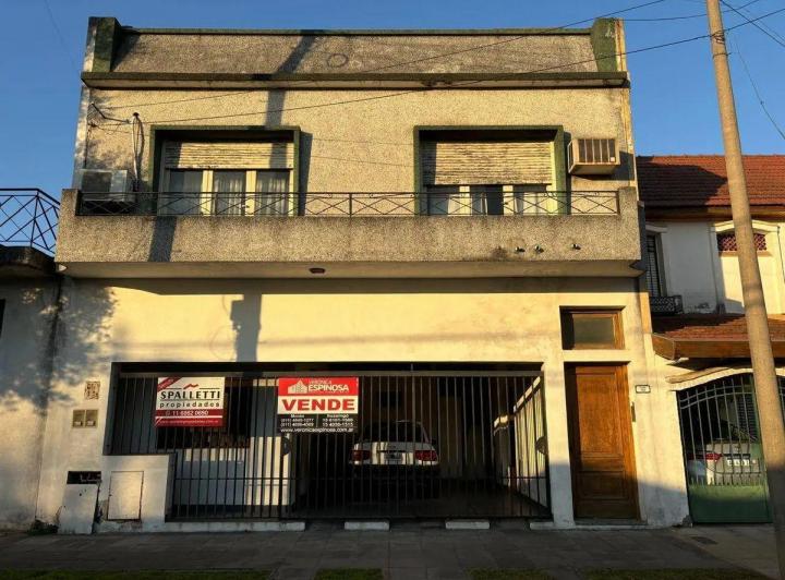 Casa · 220m² · 6 Ambientes · 2 Cocheras
