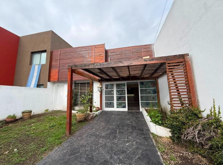 Casa · 280m² · 4 Ambientes · 2 Cocheras