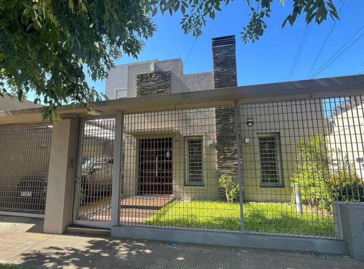 Casa · 140m² · 4 Ambientes · 1 Cochera