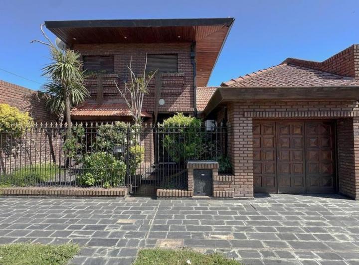 Casa · 240m² · 4 Ambientes · 1 Cochera