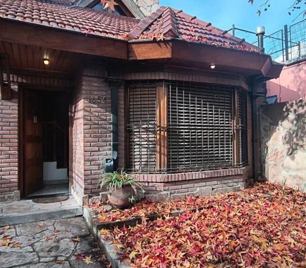 Casa · 230m² · 5 Ambientes · 2 Cocheras