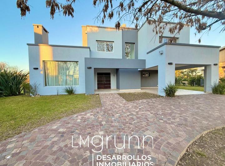 Casa · 330m² · 5 Ambientes · 4 Cocheras