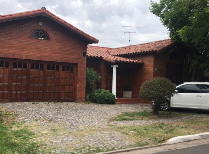 Casa · 270m² · 5 Ambientes · 2 Cocheras