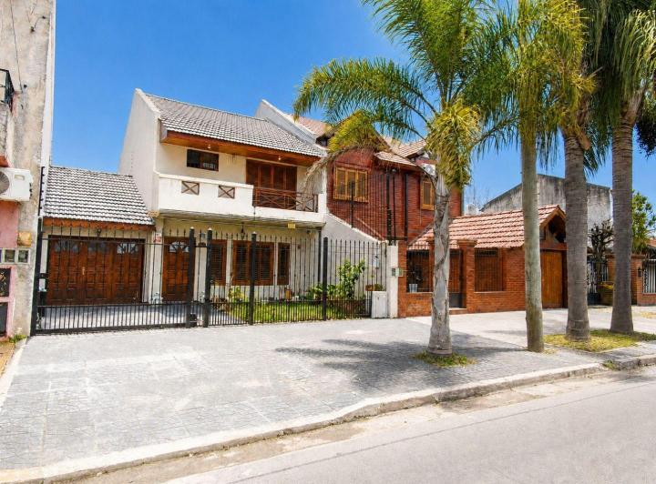 Casa · 160m² · 5 Ambientes · 3 Cocheras