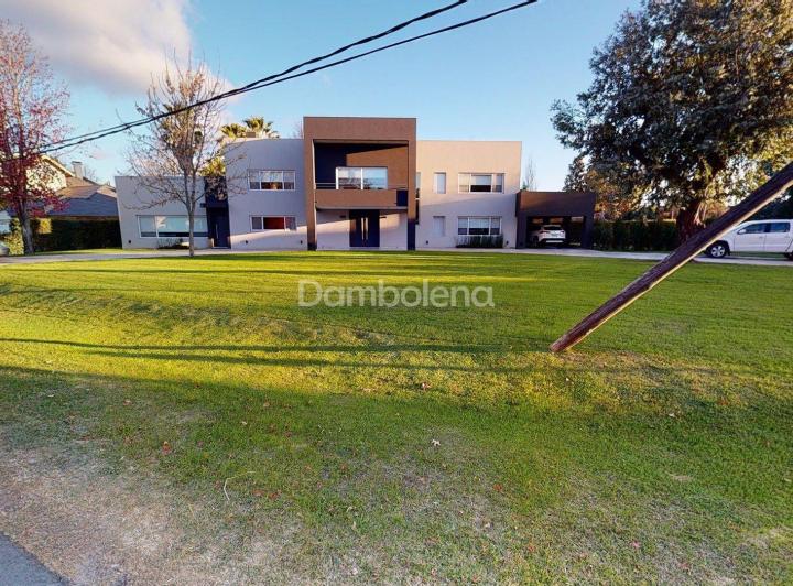 Casa · 500m² · 5 Dormitorios · 2 Cocheras