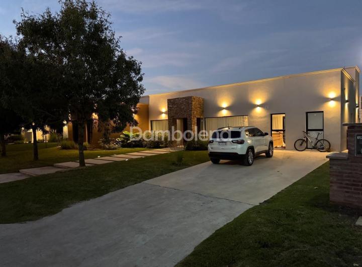 Casa · 200m² · 5 Ambientes · 2 Cocheras