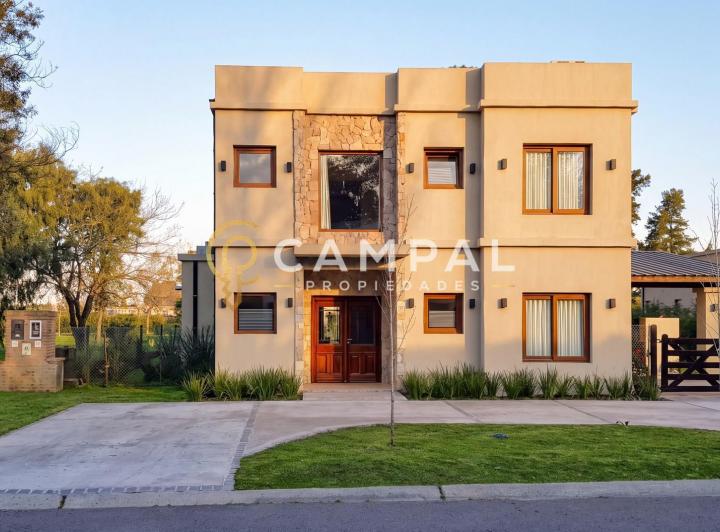 Casa · 255m² · 4 Ambientes · 2 Cocheras